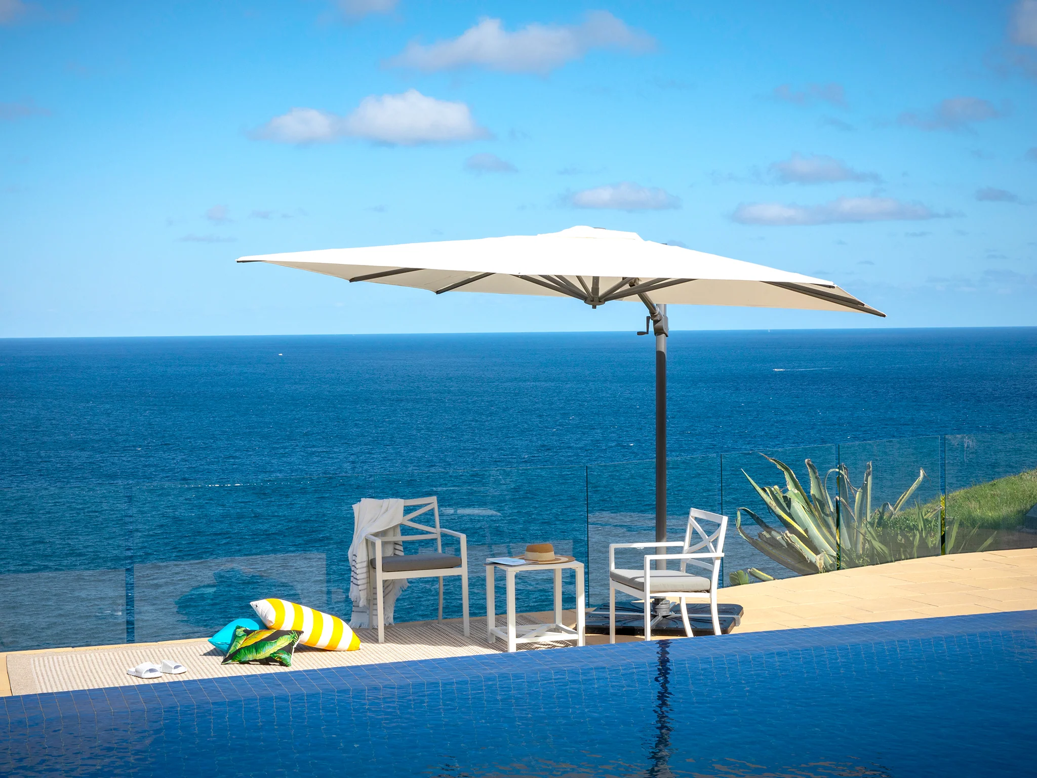 Regis 300 Square Cantilever Umbrella - Image 3