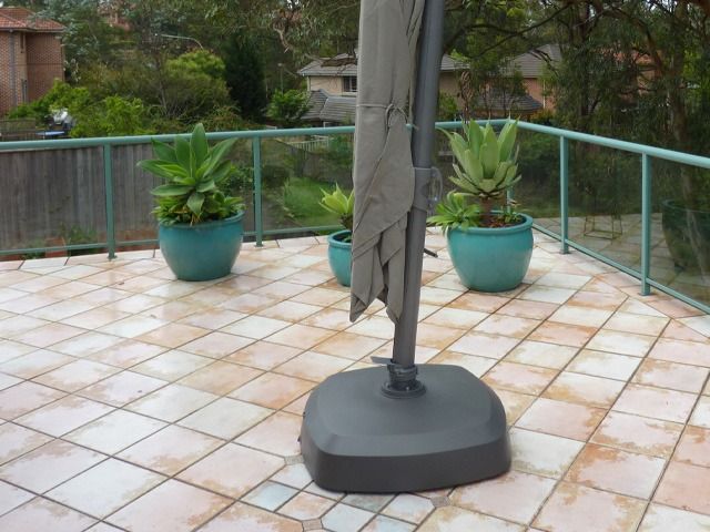 Regis 300 Square Cantilever Umbrella - Image 6
